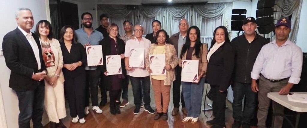 PLD en Manhattan reconoce a miembros que culminaron curso de formación política