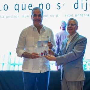 Manuel Jiménez pone en circulación libro sobre su gestión municipal en SDE