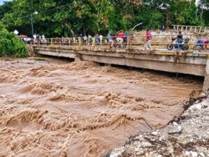 crecida-de-rio-golpea-municipio-de-bahoruco-55cf2a02-focus-0-0-400-300