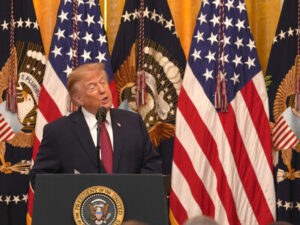 Trump recupera celebración del mes de la Herencia Hispana mientras pierde el voto latino