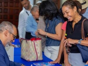 victor-feliz-presenta-libro-sobre-los-desafios-de-la-municipalidad-482b90c8-focus-0-0-400-300