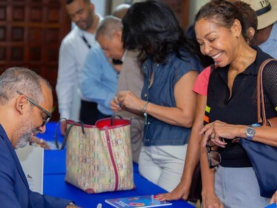 victor-feliz-presenta-libro-sobre-los-desafios-de-la-municipalidad-482b90c8-focus-0-0-400-300
